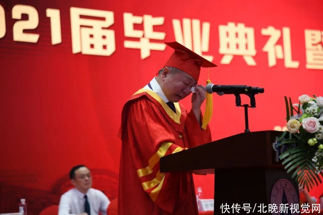 中南财经政法大学|毕业典礼提起这位校友，校长哽咽落泪…
