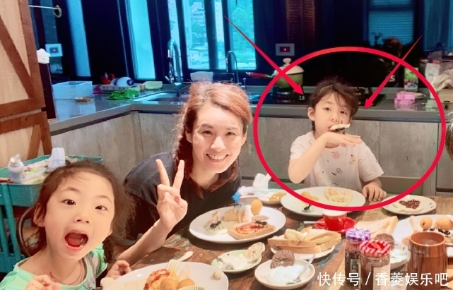 追星女孩 小泡芙女大十八变,8岁美成整容模板,和嗯哼越来越有cp感了