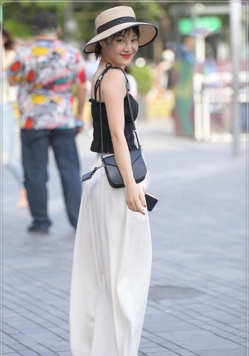 美女穿搭：荷叶边吊带搭配纯白阔腿裤，清爽前卫，萧洒又潇洒