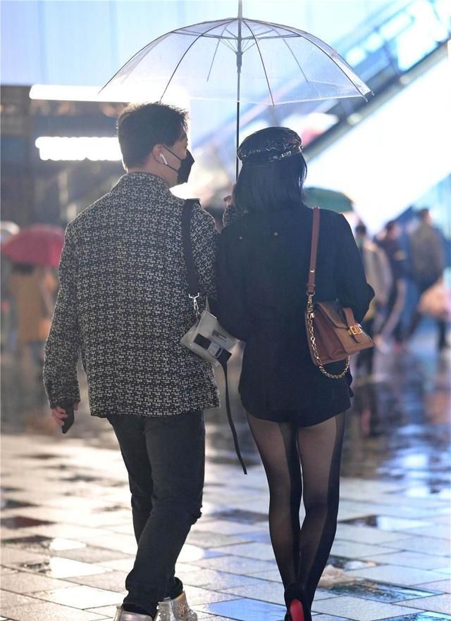 高跟鞋 深秋时节,很多美女会搭配黑色丝袜,还是选择高跟鞋更精致