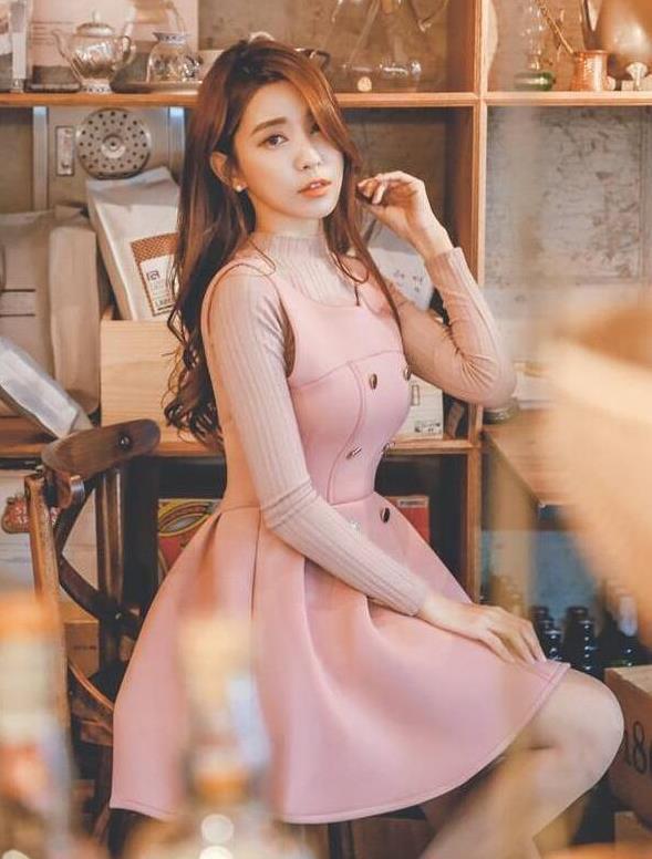 街拍;肤白貌美的小姐姐,“挺”有韵味