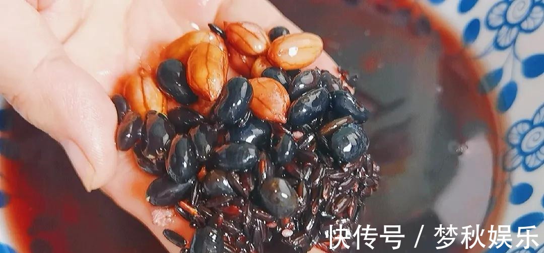 红枣核|96岁爷爷吃了40年的养生配方,头发黑人也精神,快为父母收藏起来