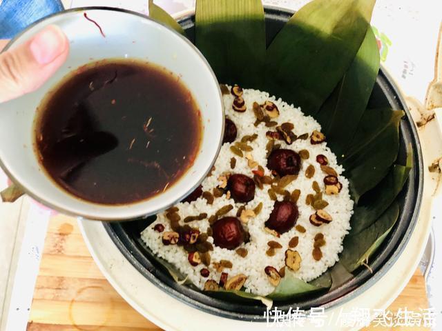 粽子|糯米加点红糖和枣，做法超级简单，吃起来比端午节的粽子都好吃！