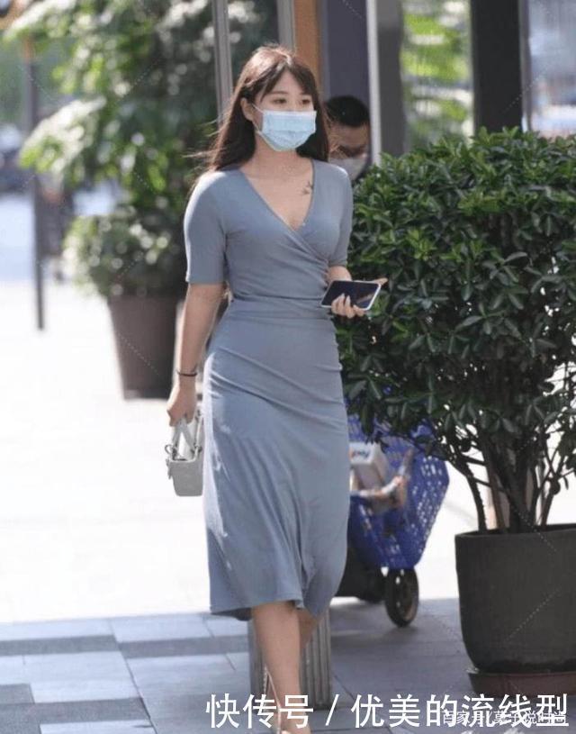 纯棉质 美丽的小姐姐穿搭一件蓝色长裙,如同蓝玫瑰一样美