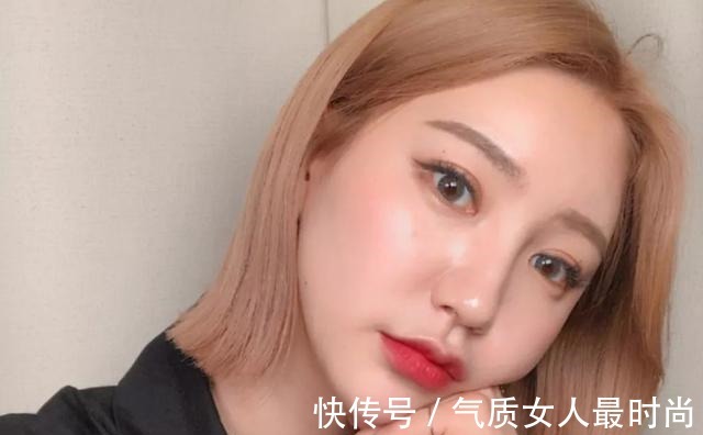 卷发型 四十的女人，都喜欢剪短刘海和短发如何知道自己适合什么发型！