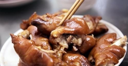 酱猪蹄，不用香料不用盐，只加3种调料，猪蹄软烂又筋道，特简单