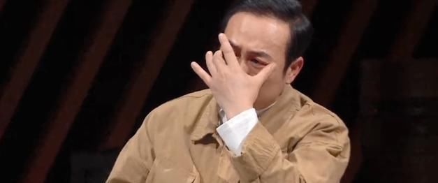 今晚80后脱口秀|他曾被曝遭前妻扇了500个耳光，8次被打到住院，患重度抑郁，好惨