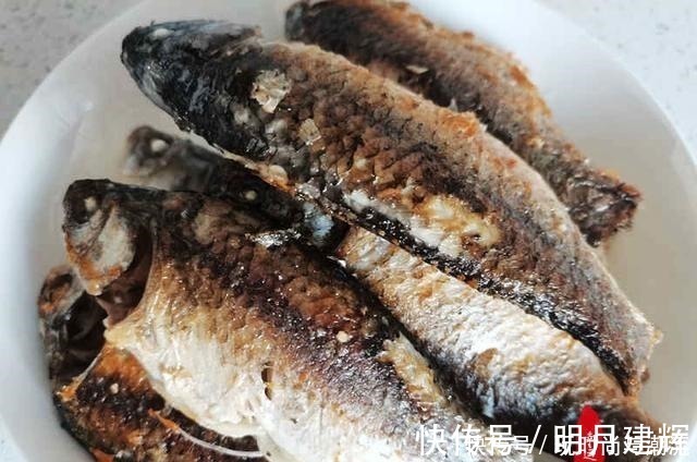 这个方法制作的酥鱼,孙女自己都能吃了,鱼刺变得绵软不必吐剌了