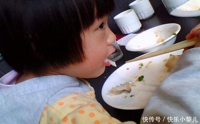 四岁女儿被鱼刺卡喉,家长用机智救了娃,医生:优秀的父母