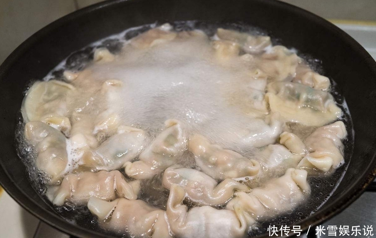 锅盖|煮饺子时，开锅就下饺子是不对的，牢记两个技巧，饺子不破皮