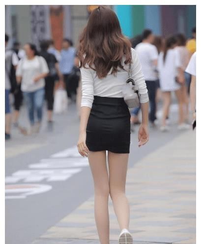 邻家|邻家姑娘真会打扮,短裙搭配白T恤,26岁年纪穿出18岁的气质