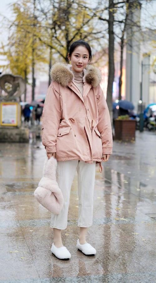 长大衣要让位了，今年“短外套+小白裤”正流行，时髦洋气不撞衫