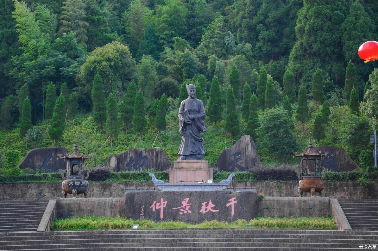 老年|小镇蒙蒙烟雨，小桥流水，断桥残雪~青山点点，古道悠悠