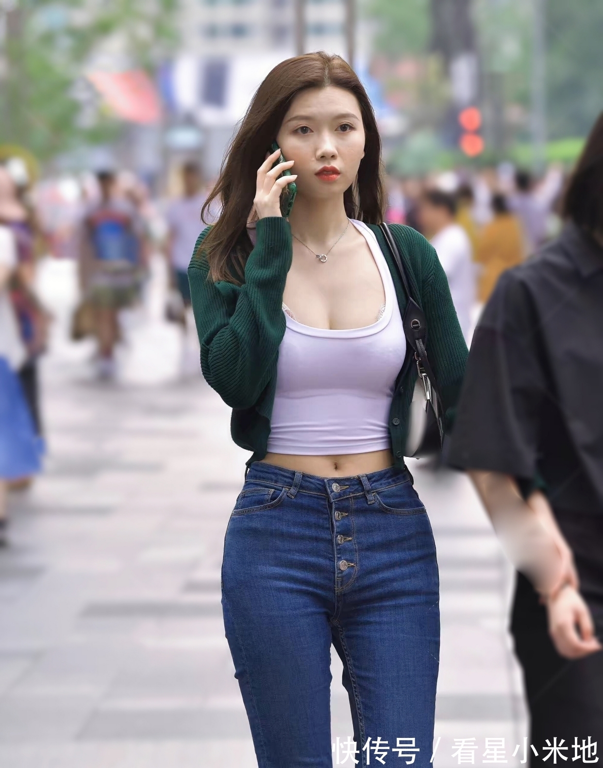 百搭 牛仔裤更显优雅气质，塑造美丽形象