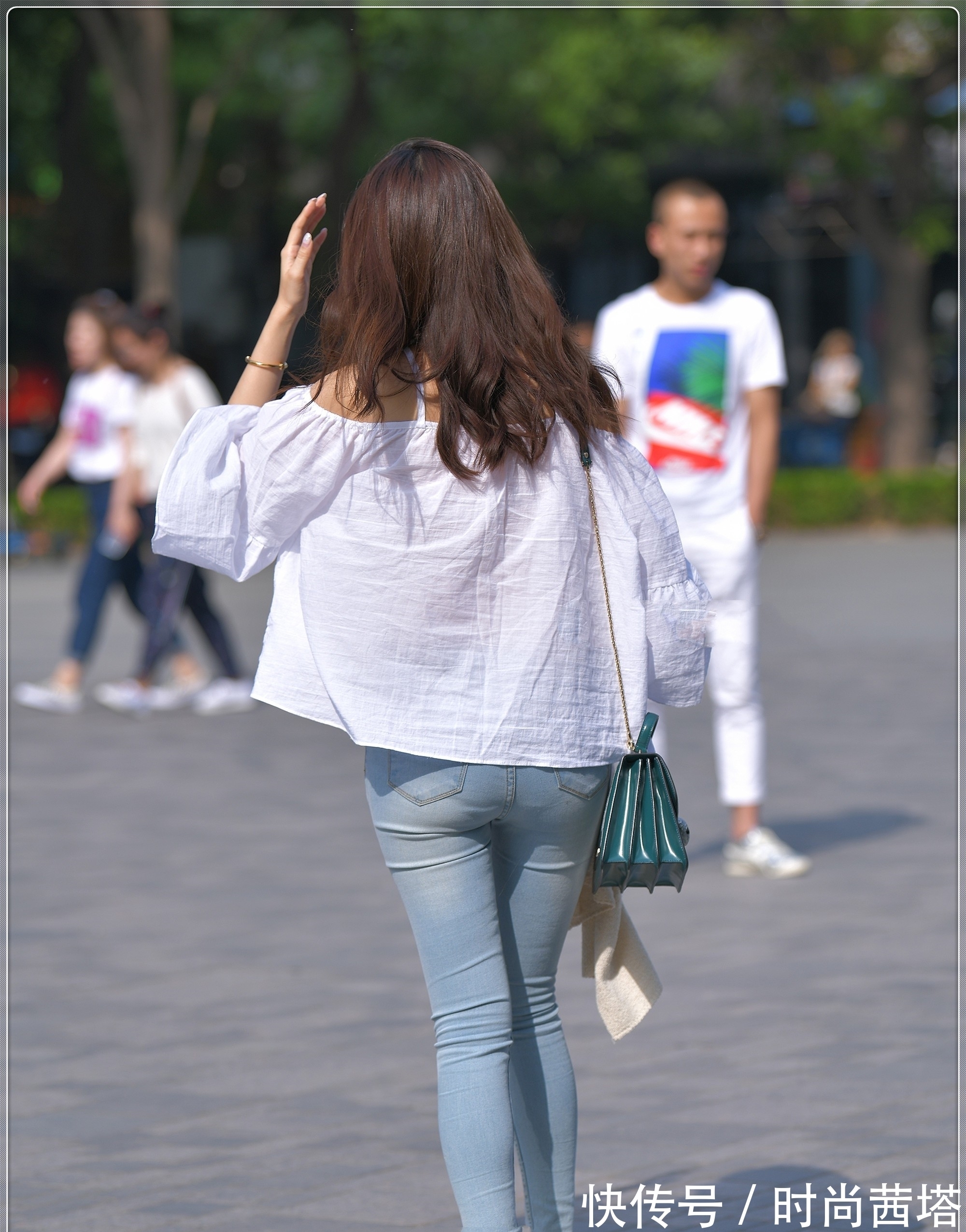 小白鞋 白色露肩上衣搭配牛仔裤,简单清纯,舒适透气