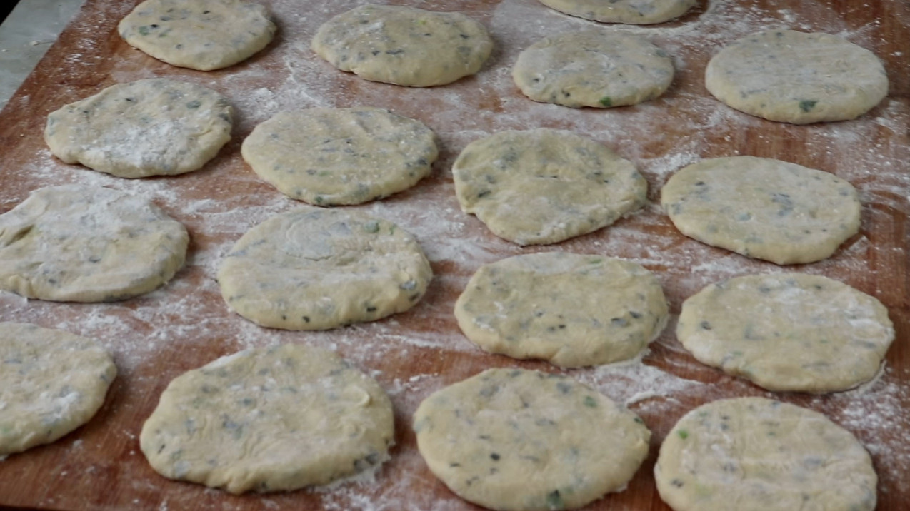 想吃油饼不用出去买了,做法诀窍教你在家做,比买的油饼好吃多了