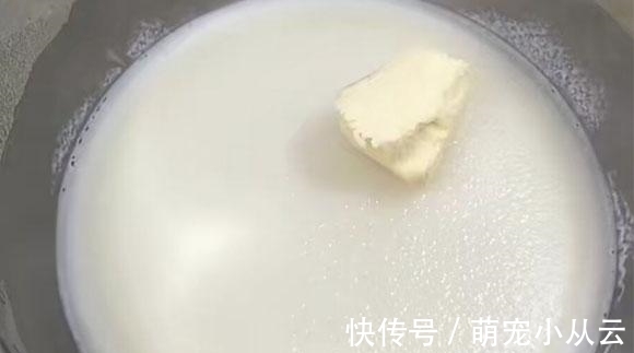 做它无需烤箱,蒸熟包上馅就能吃,咬一口爆浆还拉丝,比面包好吃多了