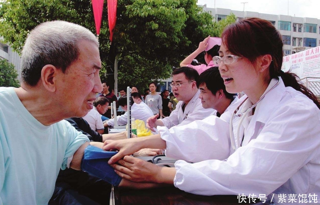 大蒜|男人晨起空腹吃大蒜,坚持一段时间后,或许会收获3个“好处”