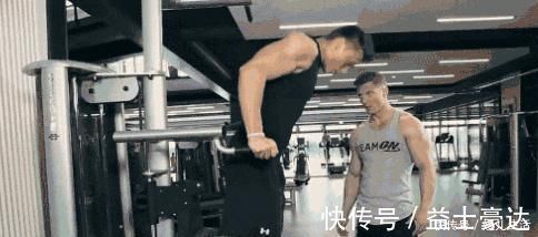 杠铃|动作幅度越大,胸肌中缝越深,几个方法打造沟壑般的胸肌中缝