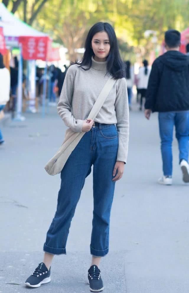 简约百搭的牛仔裤，打造时尚的潮流风，感觉十分的清新脱俗