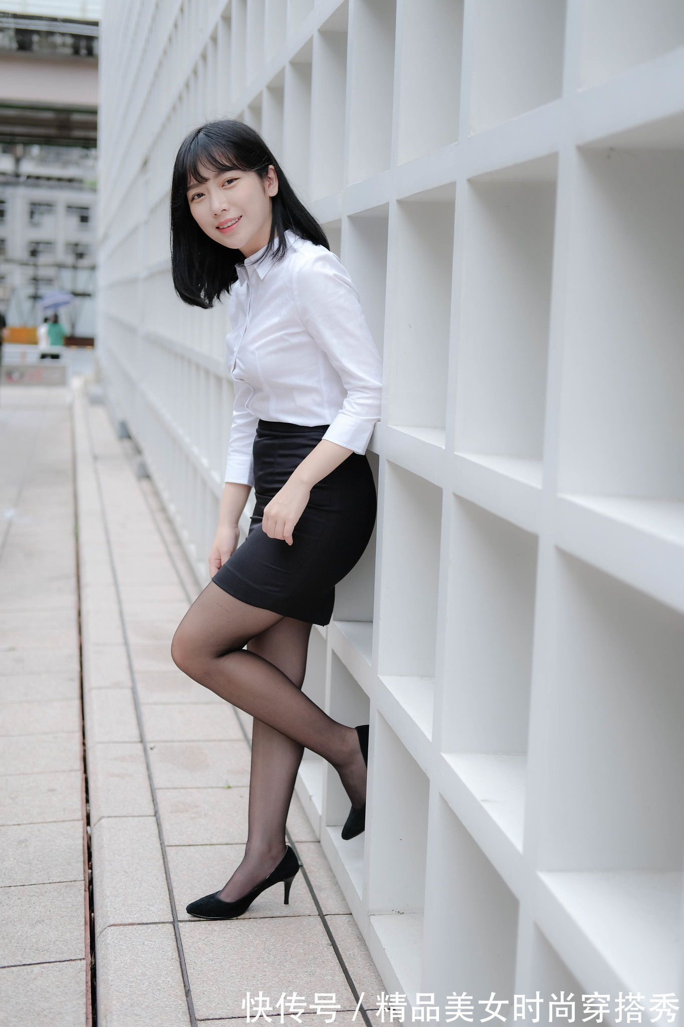高腰|经典的白色衬衫,搭配高腰的黑色短裙,经典的黑白搭配简约时尚