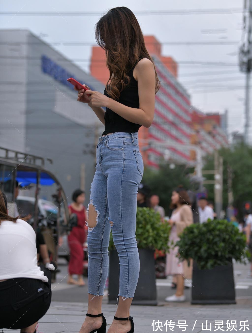 女生 为什么你穿牛仔裤会显得俗气学会搭配上衣,才能打造出想要的美