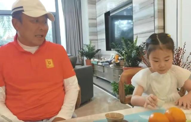 女儿|王楠5岁女儿喝茶豪爽连干2杯!富豪老公提醒,女儿:太磨叽了