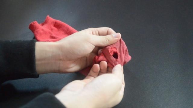 袜子破洞了不要扔，学会这个小技巧，旧袜子变得像新的，都学学吧