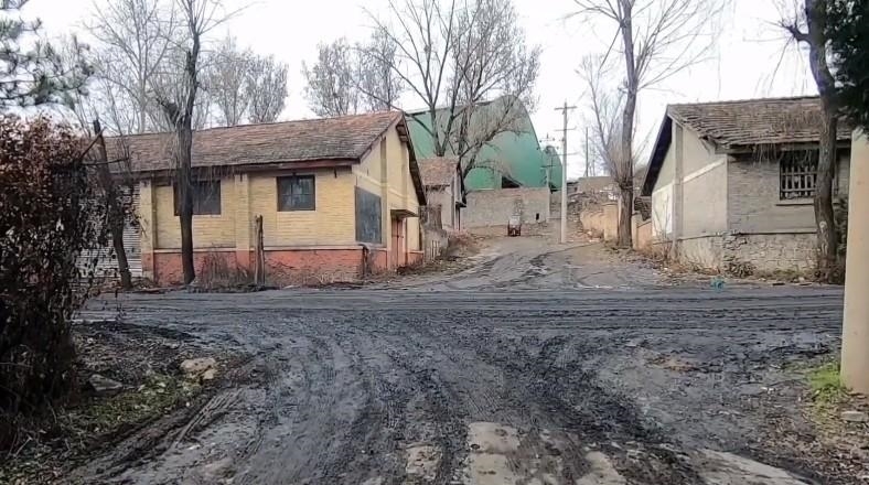 建筑物|陕西一老牌军工厂，周围花丛盛开，但建筑风吹雨淋破烂不堪