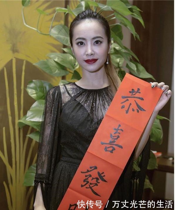 毕加索|蔡依林秀书法,写了一幅楷书《绝句》,网友大呼人不可貌相