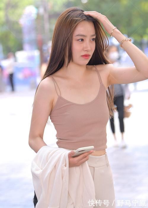 吊带 初秋的季节，吊带加直筒裤穿着舒适又休闲