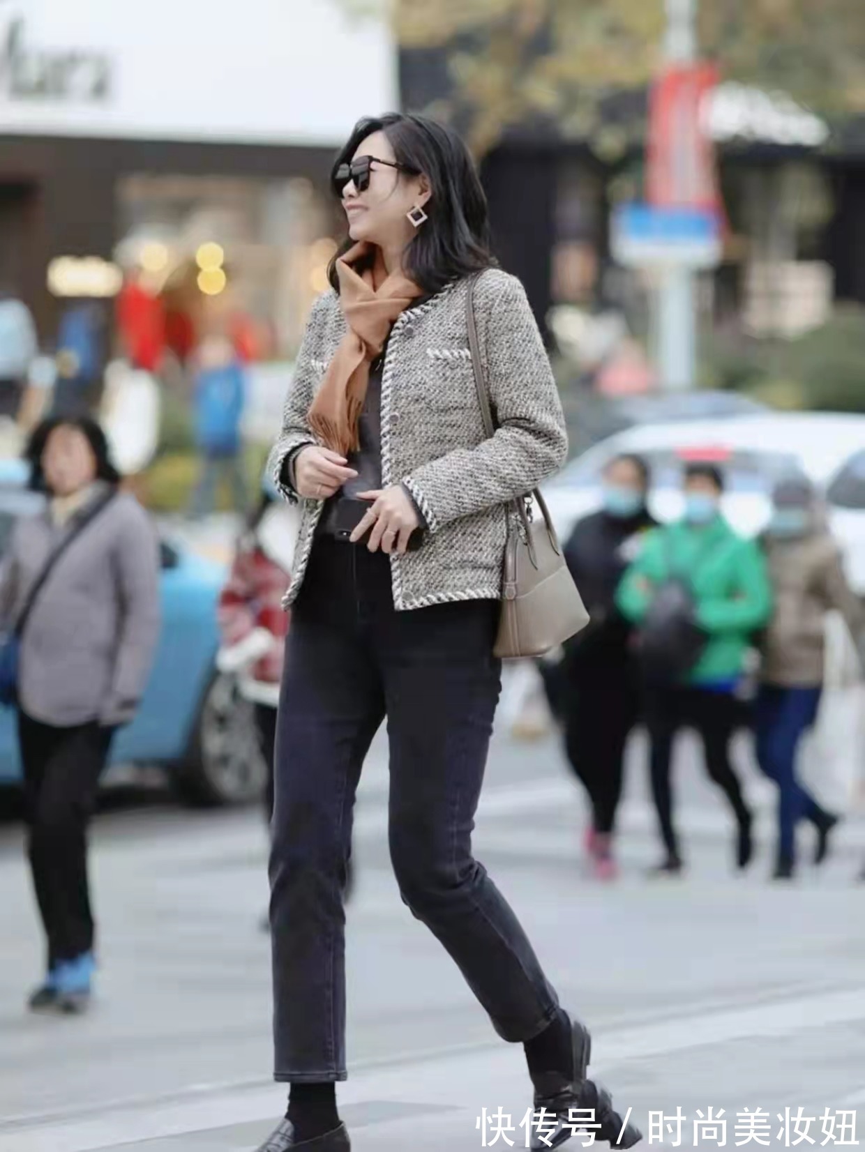 色系 这才是“梨形身材”该有的穿搭,她体重120斤,靠穿搭显瘦又气质