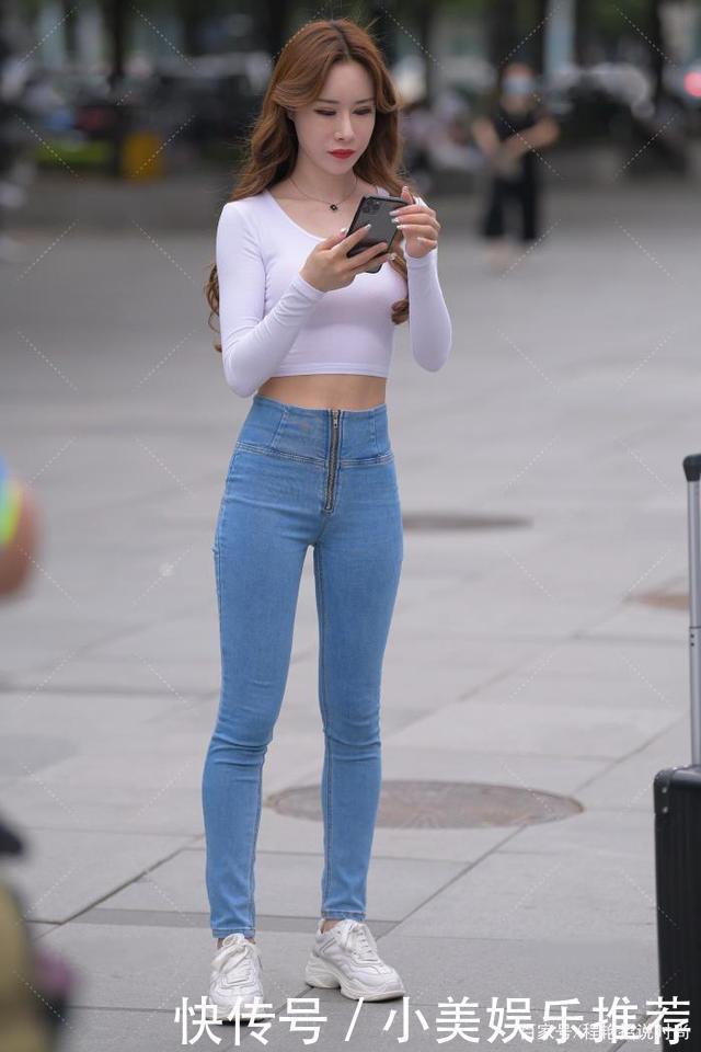 紧身衣|白色长袖搭配蓝色牛仔裤,清新甜美,青春活力十足