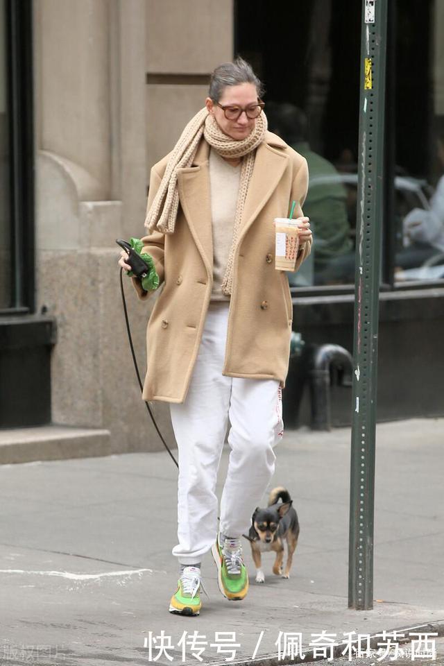 基础|没有围巾怎么过冬天五个基础款色系,搭大衣优雅又时髦