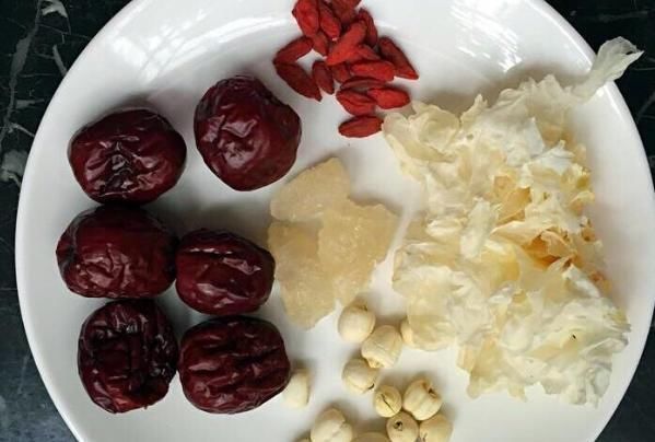 紅棗和它一起煮,頭發慢慢變黑了,皺紋消失了,氣色紅潤身體好