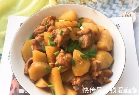 炖排骨时,别直接焯水,多加1个步骤,排骨肉嫩且多汁,不柴不腥