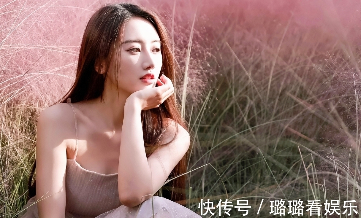 步云#七绝·十首丨潭里落霞随梦碎,侧身挥袖步云归