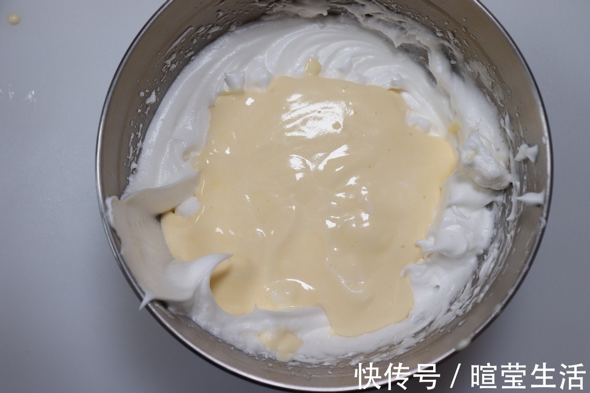 戚风蛋糕|自制酸奶蛋糕，松软香甜，比戚风蛋糕还要好吃，做法很简单