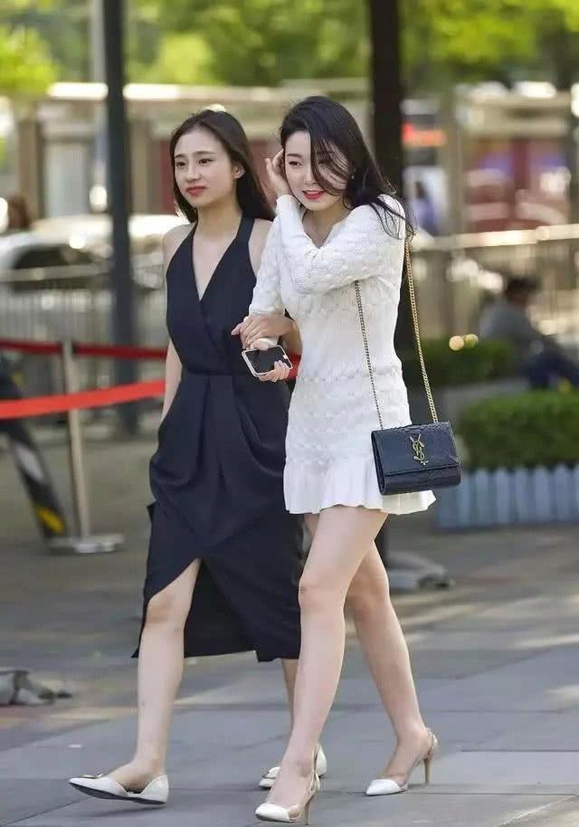 街拍:柔美的黑白色上衣搭配时髦的半裙,清清爽爽的还很显腿长