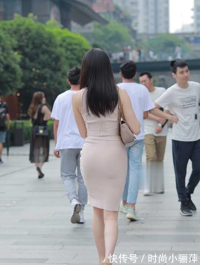 笑容|美女搭配卡其色的套装,穿出了“初恋”的味道,甜美笑容让人“陶醉”