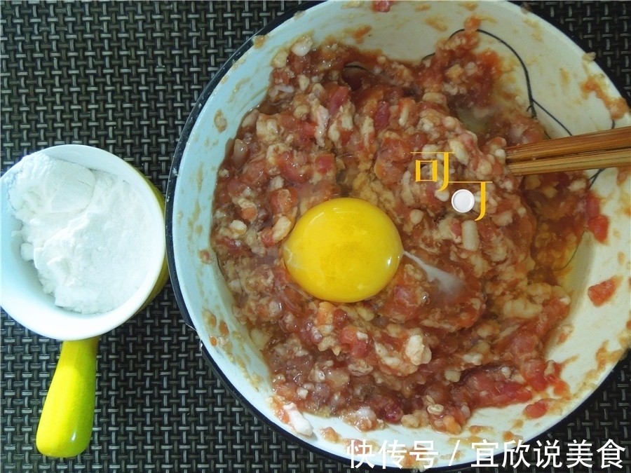 秋天又可以大口吃肉了，干炸丸子做起来，一口一个，外焦里嫩