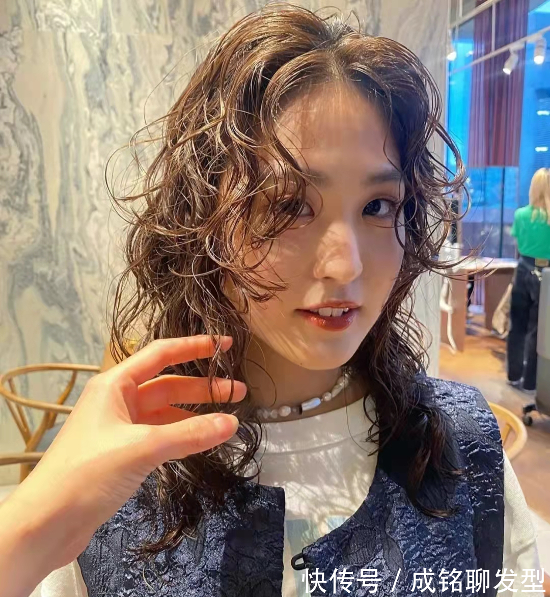 卷发|这种烫法才是真正的免打理,20~60岁都适合的卷发,随意又自然