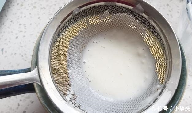 网红|网红小吃草莓班戟,在家做不用买,一口平底锅6个小步骤搞定