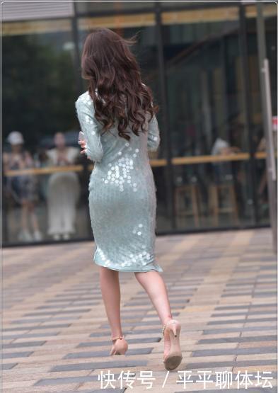 淡蓝色亮片裙搭配珍珠装饰凉鞋,时尚优雅,高端大气上档次