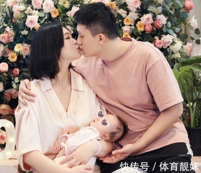 王媛媛|女排美女队长更新近况,怀抱孩子与丈夫深情拥吻,身材已恢复如初