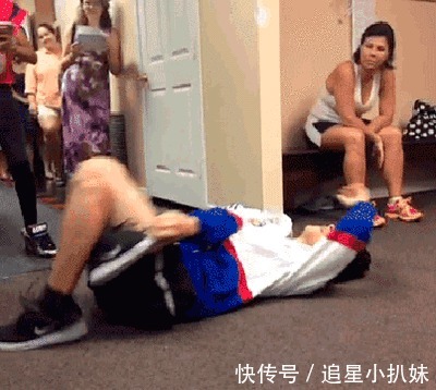 |搞笑GIF：带女友去逛街 请问遇到这种情况该怎么办？