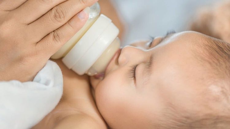 宝宝每次喝奶都剩点，哄着喂完还是倒掉？错误做法易积食