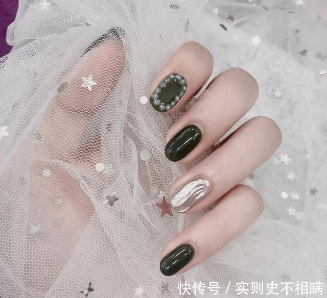 小仙女们 过年美甲可不能输!这几款美甲精致时髦还显手白,照着做就行!