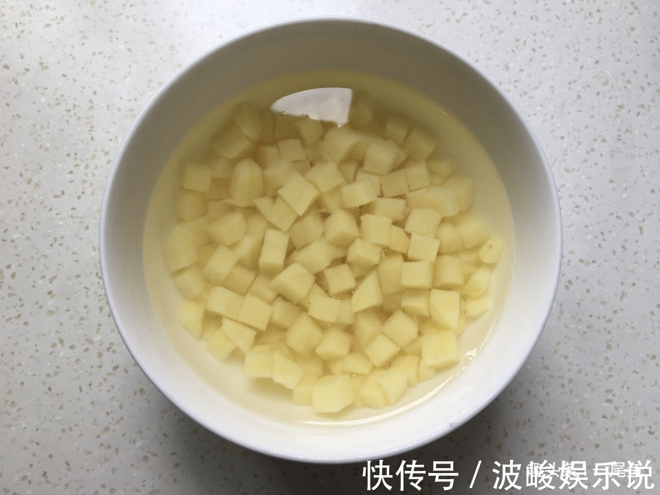 土豆和鸡肉天生一对，不加一滴水简单炒一炒，鲜美嫩滑好吃又解馋