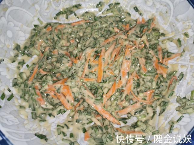 一把韭菜，一根胡萝卜，做好吃的蔬菜饼，简单营养，五分钟就完成